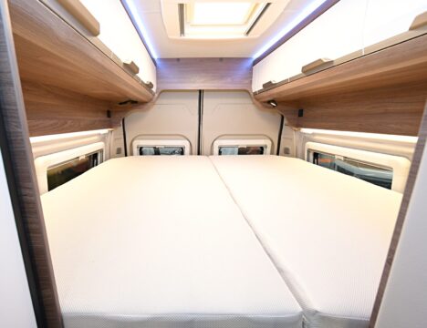 Juché au dessus du garage à vélo, l'espace nuit conserve son intimité, il profite d'un lanterneau et de 6 grands placards de pavillon.