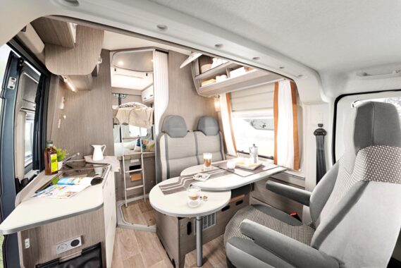 Comme on le voit ici, la partie basse de la soute garage peut être agrémentée d'un lit double complémentaire en option (+649 €).