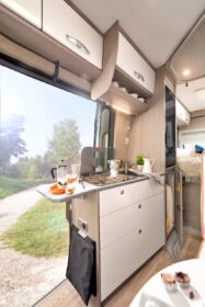 La cuisine du Pössl Roadcruiser Revolution s'étend sur une grande largeur et dispose de très nombreux rangements.