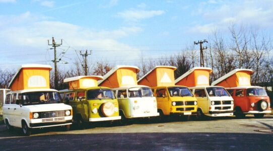 Reimo va se faire une spécialité de l'aménagement de toits relevables, adaptés à une large gamme de porteurs (ici Ford et VW T2, T3)