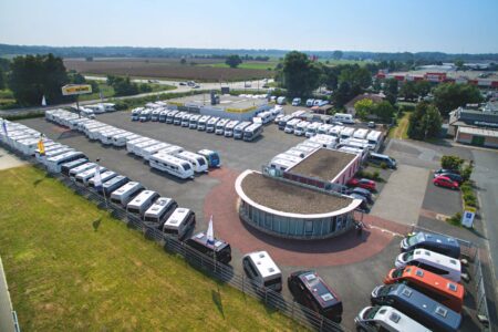 ...et à quelques kilomètres, à Egelsbach, le Reimo Mobil-Center. Une concession avec plus de 130 véhicules de loisirs dont les camping-cars Adria, distribués par Reimo en Allemagne