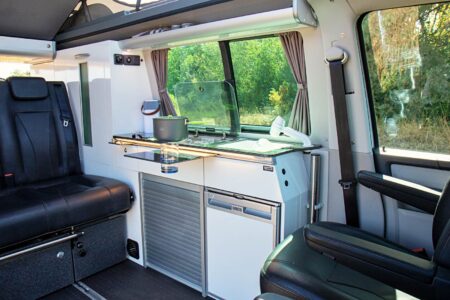 2019, le mobilier de grande qualité à bord du Reimo TrioStyle : réfrigérateur à compression 40 L, évier avec 24 L d'eau propre, réchaud au gaz, éclairages LED, accessoires de rangement...