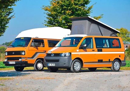 A côté d'un VW T3 rehaussé, le SportCamper Edition 30 à toit relevable sur VW T5 est édité en 2010 à l'occasion des 30 ans de Reimo