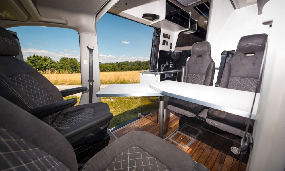 VR Landyacht MAN 4x4 (6,89m) - Le parquet façon pont de bateau donne ici un joli cachet à ce "Yacht terrestre".