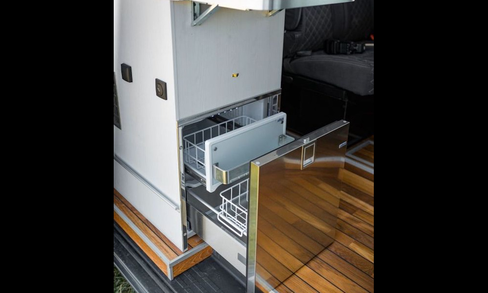 VR Landyacht MAN 4x4 (6,85m) - Petit frigo nautique à tiroirs, accessible de l'intérieur comme de l'extérieur.