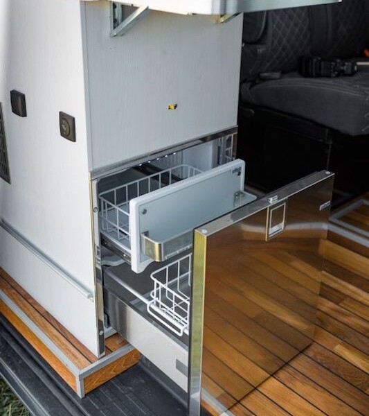 VR Landyacht MAN 4x4 (6,85m) - Petit frigo nautique à tiroirs, accessible de l'intérieur comme de l'extérieur.