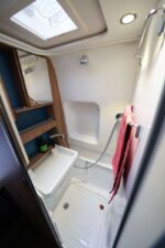 La vasque est basculante pour gagner de la place.