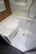 WC escamotable apparaît très convaincant en dépit des petites inquiétudes qu'il peut soulever au départ.