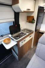 C'est presque un sans faute pour la cuisine. Le nombre des rangements est impressionnant.