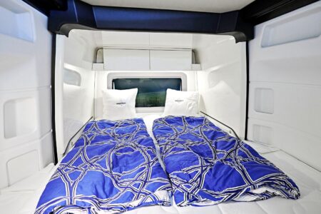 En moins de 40 secondes l'espace intérieur s'allonge vers l'extérieur libérant un couchage de grandes dimensions : 207 cm de long et 142/170 cm en largeur.