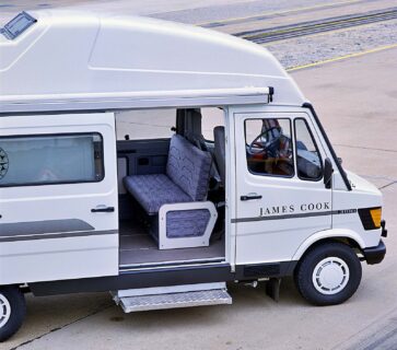 Sur ce modèle de 1989, les deux banquettes transversales remplacent l'ancienne banquette latérale. La banquette dos aux sièges route est basculante face route.