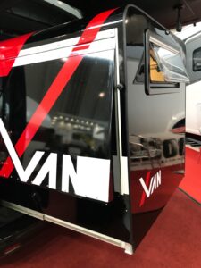 Bien qu'amovible, le slide-out ne nécessite pas de pied, solidement arrimé au van.