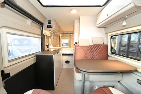 L'intérieur du Campeo C600 affiche des tonalités chaleureuses, claires et modernes