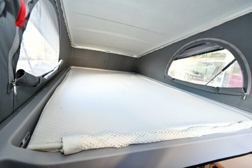 Le lit de toit (200 x 135 cm) offre le confort de sommier à coupelles Froli et d’un matelas mousse de qualité