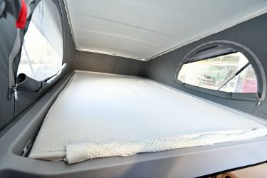 Le lit de toit (200 x 135 cm) offre le confort de sommier à coupelles Froli et d’un matelas mousse de qualité