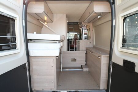 La soute autorise un stockage important (vélos, bagages...), 4 anneaux de maintiens sont fixés au sol