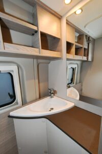 La salle d'eau offre une largeur importante qui bénéficie à un grand plan de travail surmonté d'un miroir