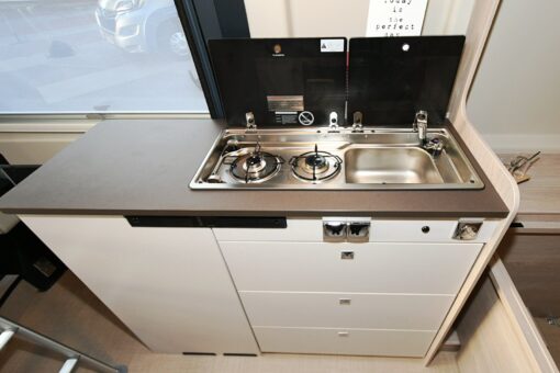 Le bloc cuisine offre un large plan de travail