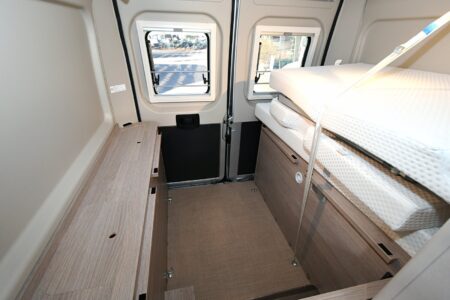 Le lit transversal se soulève pour libérer le couloir central