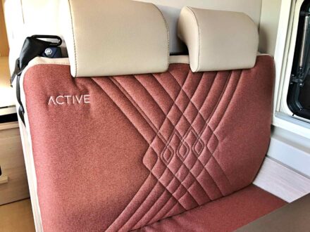 Les matières, les coloris, et l'effet matelassage inclus dans le pack Active, font de la sellerie une grande réussite.