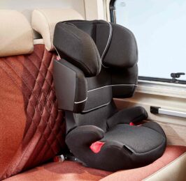 Sont intégrées de série à la banquette les fixations Isofix pour accueillir les sièges enfant