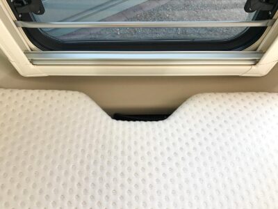 Bien vue : la découpe du matelas pour accéder sans peine à la poignée de la porte arrière.