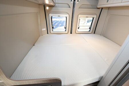 Les dimensions du lit permanent : 195 x 153/145 cm