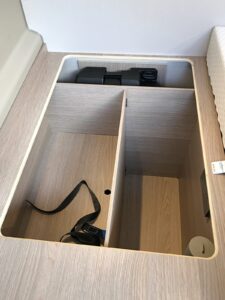 Sous le sommier à latte des coffres de rangements accessibles par le haut