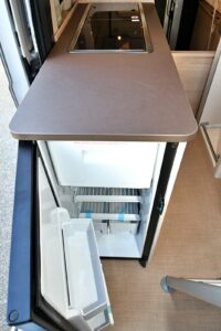 Le réfrigérateur à compression 90L est facile d'accès à l'extrémité du meuble cuisine