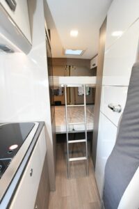 On accède au lit supérieur du Challenger V114 Max par une échelle