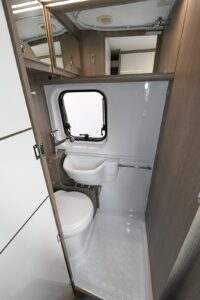 La salle d'eau est équipée d'un lavabo coulissant