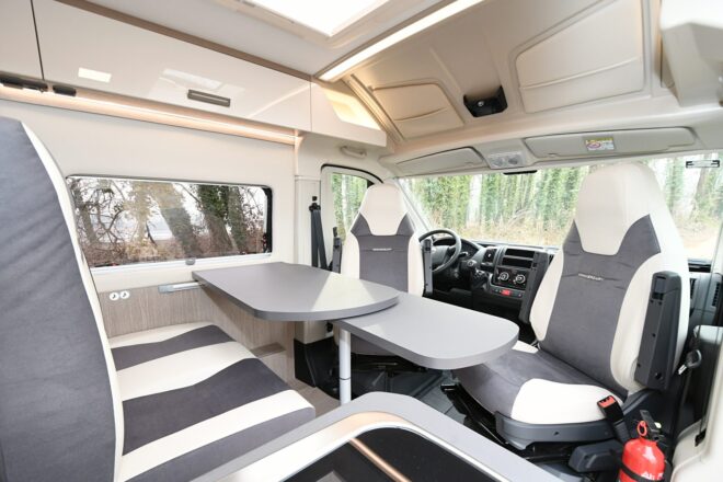 Les séries spéciales Anniversary retrouvent la nouvelle cabine intégrale (Maxi Cab) généralisée aux gammes de fourgons Chausson et Challenger