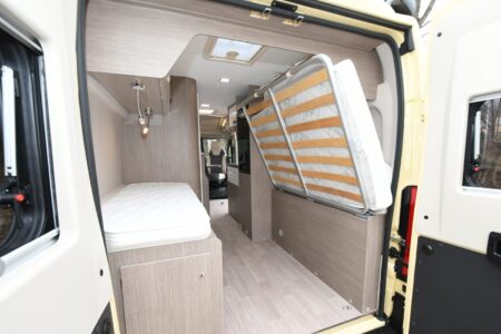 Le lit transversal est relevable pour faciliter la circulation et le stockage de deux-roues