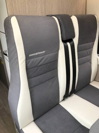 Le design et la forme des assises reprennent les codes du sport automobile