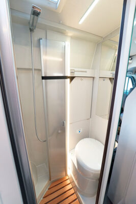 Le cabinet de toilette peut adopter trois configurations. Le W.-C. pivote pour profiter de tout l'espace du compartiment.