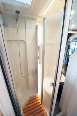 Une paroi rigide et pliante isole l'espace douche du reste du compartiment. Adieu le rideau souple peu pratique !