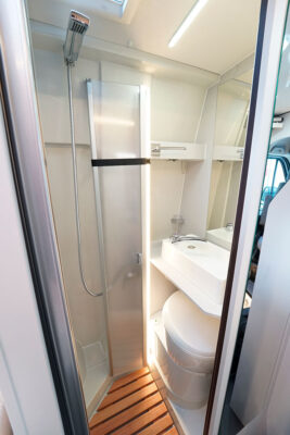 La vasque rabattable vient prendre place au-dessus du W.-C, devant le miroir.