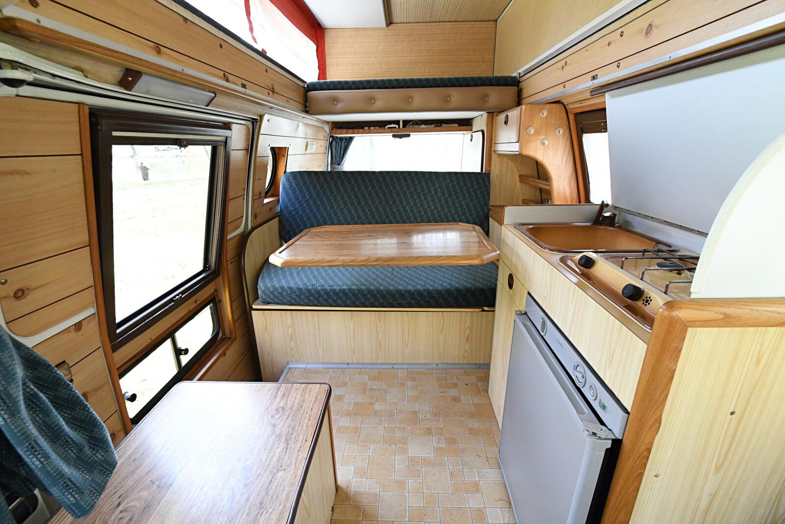 Mobilier en boit brut et modularité à toute épreuve. L’Auto Camp dispose de tout l’équipement d’un camping-car pour 4 : lit de toit 180 x 117 cm, banquette convertible en lit 190 x 120 cm, cuisine, réfrigérateur 60L, table, soute arrière et double plancher central…