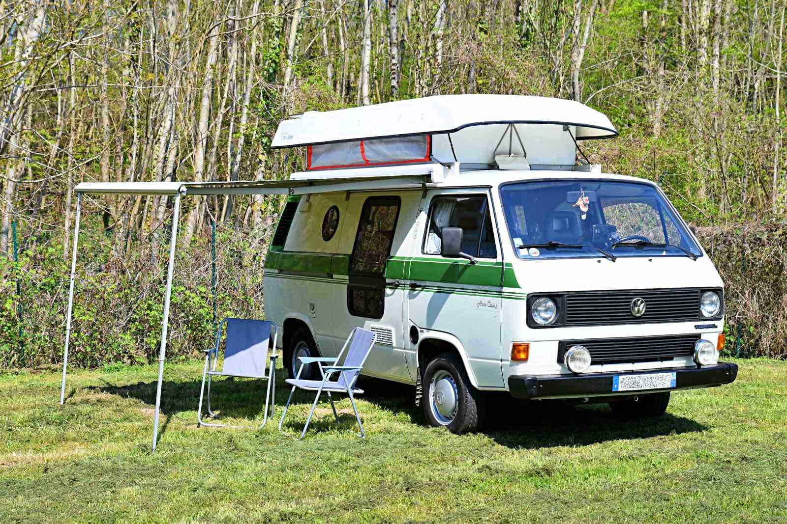 Tout est d’origine sur cet Auto Camp de 1990 en parfait état de conservation : moustiquaire intégrée au toit, store extérieur...