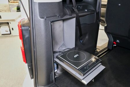 La kitchenette escamotable trouve sa place dans la paroi au niveau de la soute