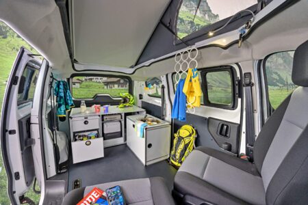 L'intérieur du Vanster est aménageable selon les besoins : rangées de sièges supplémentaire ou Campbox avec modules de rangements, évier, réchaud, couchage