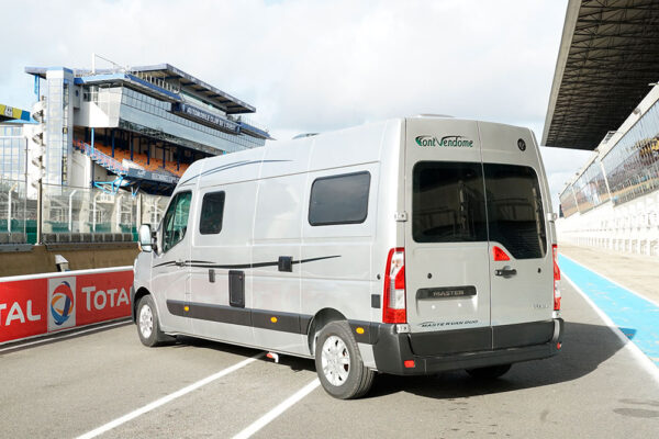 Les baies Seitz S7P double vitrage s'intègrent parfaitement à la carrosserie. Elles sont teintées pour optimiser l'isolation thermique.