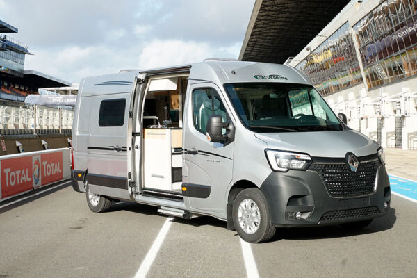 Les Master Van 2020 sont équipés d'une gouttière extérieure avec éclairage Leds au-dessus de la porte coulissante. Ici le Master Van Duo.