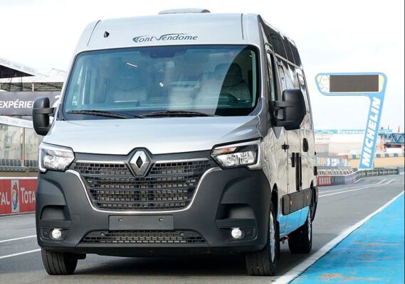 La nouvelle face avant du Master se montre à la fois massive (elle trouve son inspiration du côté des trucks américains) et élégante avec ses éléments chromés.