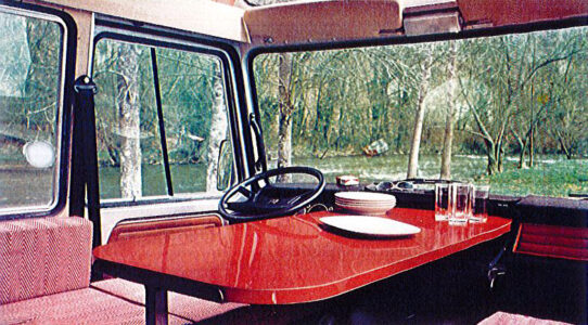 La table prend une dimension inattendue.