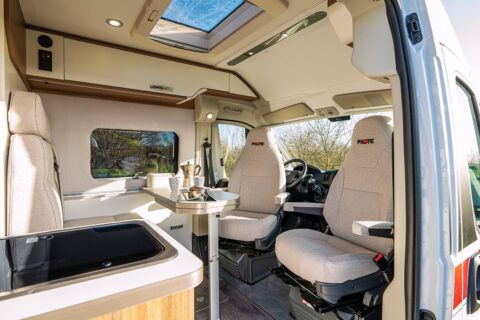 La cabine intégrale a été inaugurée au salon de Stuttgart sur les fourgons Pilote de la collection 2020. L'habitacle bénéficie d'un plus grand volume au dessus de la cabine.