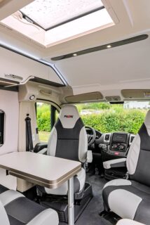 La collection 2021 adopte une nouvelle ambiance intérieure, esthétique et moderne. La cabine ouverte sera en option sur la finition Standard et de série pour la Premium.