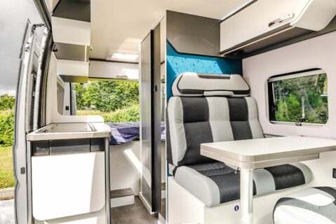 Espace, luminosité, confort. En optant pour la cabine ouverte, les fourgons Pilote prennent du galon.