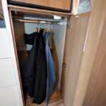 Le vrai bonus, c'est la penderie : 40 cm de profondeur et 95 cm en hauteur.