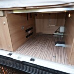 La hauteur de soute est de 74 cm. Un arrêt de charge retient les objets en cas de freinage brusque.